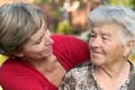 Sur seniors à votre service des retraités aident les personnes âgées